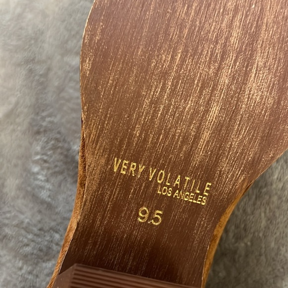 VERY VOLATILE
BANDIT SUEDE ANKLE BOOT IN TAN - Picture 14 of 16